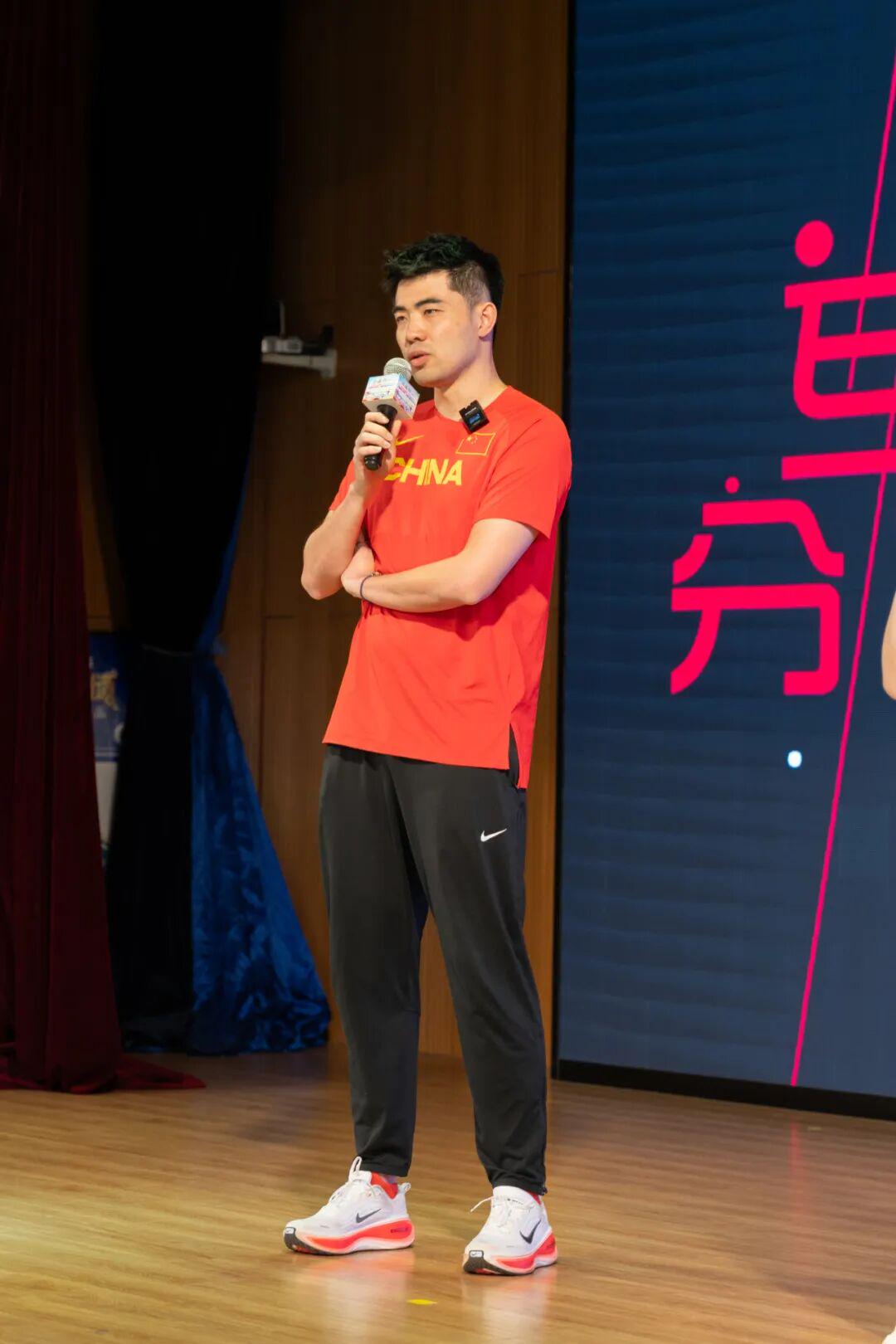内线新星对于爵士的续约处理方法很不满意，湖人的机会来了？